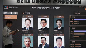 제21대 대통령 선거 사전투표를 하루 앞둔 28일 경기도 과천시 중앙선거관리위원회에서 직원이 후보자 등록현황 상황판을 보고 있다.(사진=연합뉴스)