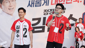 국민의힘 김문수 대선 후보가 26일 서울 도봉구 방학사거리에서 한동훈 전 대표와 집중유세를 하고 있다.(사진=연합뉴스)