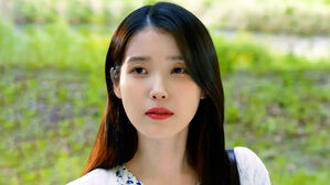 아이유 '꽃갈피 셋', 주요 음원차트 휩쓸어