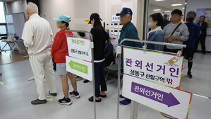 새벽부터 몰린 시민들 "사전투표로 하루 시작"&hellip;공항에도 긴 줄