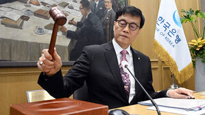 한은, 기준금리 2.50%로 0.25%p 인하&hellip;소비&middot;투자 살린다