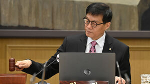 한은 총재 "금리 인하폭 예상보다 커질 것&hellip;집값 상승 우려"