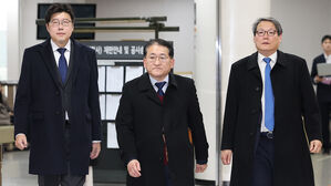 법원 나서는 이규원-차규근-이광철(사진=연합뉴스)