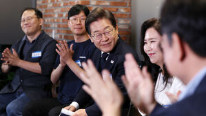 소셜ㆍ스타트업 대표와 대화하는 이재명 후보(사진=공동취재, 연합뉴스)