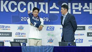 부산 KCC 이지스로 이적한 허훈이 29일 서울 강남구 KBL센터에서 열린 입단식에서 이상민 감독으로부터 받은 7번 유니폼을 입고 있다.(사진=연합뉴스)