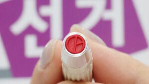 제21대 대통령선거 사전투표를 하루 앞둔 28일 서울 중구 신당동 신당누리센터에 마련된 사전투표소에서 관계자가 기표 도장을 들어 보이고 있다.(사진=공동취재, 연합뉴스)