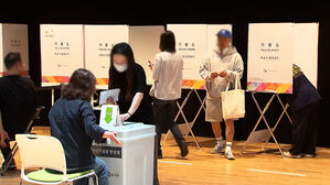 첫날 사전투표율 19.58%&hellip;이 시각 사전투표소
