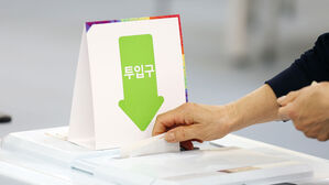투표 시작 전 살폈는데&hellip;김포 투표함서 22대 총선 기표용지