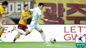 울산 허율(오른쪽)의 광주전 경기 모습(사진=한국프로축구연맹 제공, 연합뉴스)