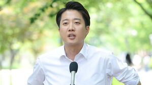 개혁신당 이준석 대선 후보가 30일 서울 마포구 대흥동 경의선숲길공원을 찾아 유세를 하기 전 취재진 질문에 답하고 있다.(사진=연합뉴스)