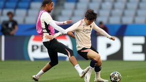 UCL 결승을 앞두고 공식 훈련에 나선 PSG 이강인(오른쪽).