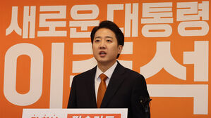 개혁신당 이준석 대선 후보가 29일 서울 여의도 국회에서 긴급기자회견을 열고 TV 토론회에서 여성 신체에 대한 표현으로 논란이 되는 것과 관련해 입장을 밝히고 있다.