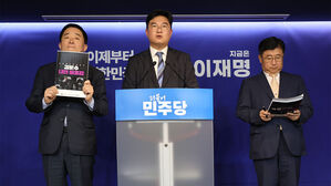 13일 서울 여의도 더불어민주당사에서 열린 중앙선거대책위원회 신속대응단 기자회견에서 강득구 단장(왼쪽), 정준호 부단장(가운데), 박관천 부단장이 국민의힘 김문수 후보 내란비호집 관련 브리핑을 하고 있다.