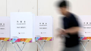 제21대 대통령 선거 사전투표를 이틀 앞둔 27일 광주 북구 용봉동 사전투표소에서 동 행정복지센터 선거사무원들이 기표소를 설치하고 있다. (사진=광주 북구 제공, 연합뉴스)