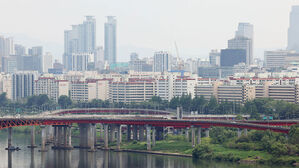 서울 성동구 달맞이공원에서 바라본 강남구 압구정동 아파트의 모습.