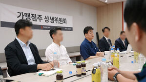 상생위원회 준비 회의에 참석한 백종원 더본코리아 대표 (사진=더본코리아 제공, 연합뉴스)