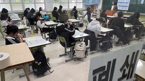 5월 전국연합학력평가가 실시된 8일 대구 수성구 대구여자고등학교 3학년 교실에서 학생들이 시험을 준비하고 있다.