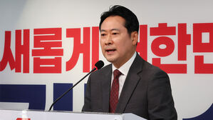 국민의힘 장동혁 선대위 상황실장이 1일 서울 여의도 중앙당사에서 긴급 현안 기자회견을 열고 민주당의 '댓글 공작' 의혹 등 제기와 관련해 반박하고 있다.