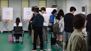 21대 대통령 선거 사전투표 둘째날인 30일 서울 관악구 낙성대동주민센터에 마련된 낙성대동사전투표소에서 유권자들이 투표하기 위해 줄을 서고 있다.