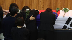 1일 경북 포항시 해군 항공사령부 강당에서 엄수된 '해군 P-3CK 917호기 순직자 영결식'에서 유족들이 헌화하며 슬퍼하고 있다.