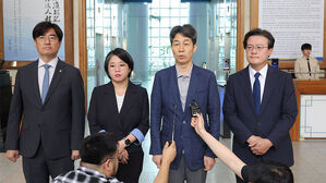 국회 행정안전위원회 소속 윤건영, 용혜인, 채현일, 김성회 의원이 1일 '리박스쿨'이라는 보수 성향 단체의 댓글 조작 의혹에 대한 경찰의 신속한 수사를 촉구하며 서울 서대문구 경찰청 방문을 마친 뒤 발언하고 있다.