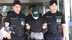 부모와 처자식 등 일가족 5명을 살해한 50대 가장 A씨가 지난달 24일 경기도 용인동부경찰서 유치장에서 검찰로 송치되고 있다.