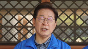 더불어민주당 이재명 대선 후보가 선거를 이틀 앞두고 '험지 공략'에 나선 1일 고향인 경북 안동시의 웅부공원에서 열린 유세를 마친 뒤 취재진의 질문에 답하고 있다.
