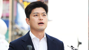 국민의힘 김용태 비상대책위원장이 30일 경기도 화성시 동탄역 인근에서 사전투표 관련 기자회견을 하고 있다.