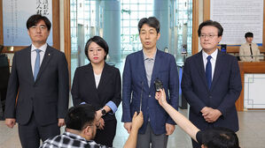 경찰청 찾아간 야당 의원들&hellip;경찰, '리박스쿨' 의혹 수사 착수