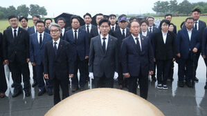 김문수, 제주 4&middot;3 공원 참배&hellip;"민족적 비극, 건국의 비극"