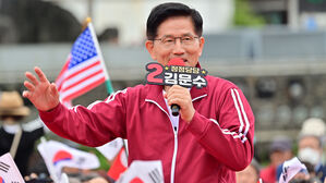 국민의힘 김문수 대선 후보가 2일 오전 제주시 동문로터리에서 유세를 하고 있다.(사진=제주도사진기자회, 연합뉴스)