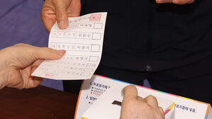 경찰, "후보 이름 안 보여" 투표용지 찢은 80대 입건