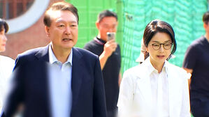 윤석열&middot;김건희 동반투표&hellip;'샤넬백' 질문에 '침묵'