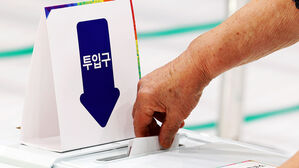 제21대 대통령선거 투표일인 3일 오전 광주 서구 치평동 한 투표소에서 시민들이 투표하고 있다.(사진=연합뉴스)