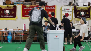 제21대 대통령선거 투표일인 3일 서울 중구 청구초등학교 야구부실내훈련장에 마련된 청구동제1투표소에서 유권자가 투표하고 있다(사진=연합뉴스)