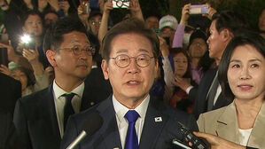 '당선 확실' 자택 앞 이재명 "국민 위대한 결정에 경의" [국민의선택]