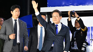 외신 "대통령 된 소년 노동자…소송·군인·괴한도 못 막아"