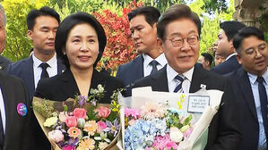 이재명 대통령, 열렬한 환호 속 첫 출근&hellip;사저 앞 구름 인파