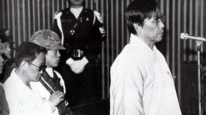 계엄 고등군사재판 3차 공판에서 변호인단의 보충심문에 답하는 김재규 전 중앙정보부장(오른쪽)과 박정희 전 대통령 사망 당시 비서실장을 지낸 김계원 피고인(왼쪽)(사진=연합뉴스)