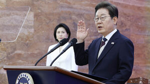 이재명 대통령이 4일 서울 여의도 국회에서 열린 제21대 대통령 취임선서식에서 취임 선서를 하고 있다.(사진=국회사진기자단, 연합뉴스)