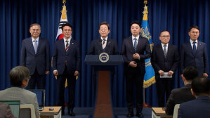 비서실장에 '73년생' 강훈식·국정원장에 이종석