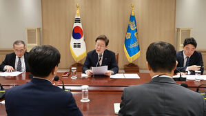 이, 비상경제TF 회의&hellip;"작은 발상도 직급 무관하게 제안해달라"