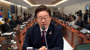 취임 이튿날 첫 국무회의 주재&hellip;"최선 다해달라"