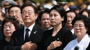 이재명 대통령과 김혜경 여사가 6일 서울 동작구 국립서울현충원에서 열린 70회 현충일 추념식에서 국기에 경례하고 있다. (사진=대통령실통신사진기자단, 연합뉴스)