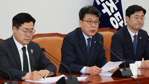 더불어민주당 진성준 정책위의장이 지난 4월 서울 여의도 국회에서 열린 정책조정회의에서 발언하고 있다.