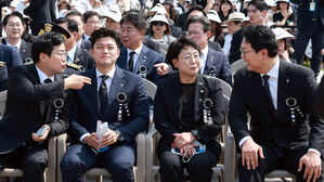 더불어민주당 박찬대 당 대표 권한대행 겸 원내대표(왼쪽부터), 국민의힘 김용태 비상대책위원장, 조국혁신당 김선민 당 대표 권한대행, 개혁신당 천하람 원내대표 겸 당 대표 권한대행이 6일 서울 동작구 국립서울현충원에서 열린 70회 현충일 추념식에 참석해 행사 시작 전 대화하고 있다. (사진=대통령실통신사진기자단, 연합뉴스)