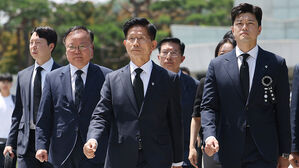 국민의힘 김문수 전 대선후보가 6일 서울 동작구 국립서울현충원을 찾아 참배한 뒤 김용태 비상대책위원장과 함께 이동하고 있다.