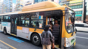 울산 시내버스 노선 전면 개편 한 달째인 지난 1월 21일 남구 삼산동 시외고속버스터미널 정류장에서 시민들이 버스에 오르고 있다.