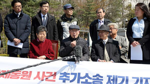 4일 서울 서초구 법원삼거리에서 민주사회를 위한 변호사모임 등 주최로 열린 일제강제동원 사건 추가소송 제기 기자회견에서 강제동원 피해자인 김한수 할아버지가 증언하고 있다.
