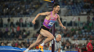 우상혁이 7일(한국시간) 이탈리아 로마에서 열린 2025 세계육상연맹 로마 다이아몬드리그 남자 높이뛰기 경기에서 2ｍ32를 넘은 뒤 기뻐하고 있다. (사진=AP, 연합뉴스)